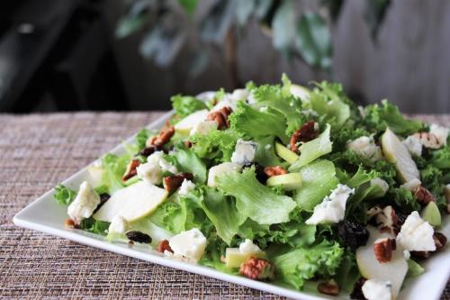 Салат с грушей и голубым сыром