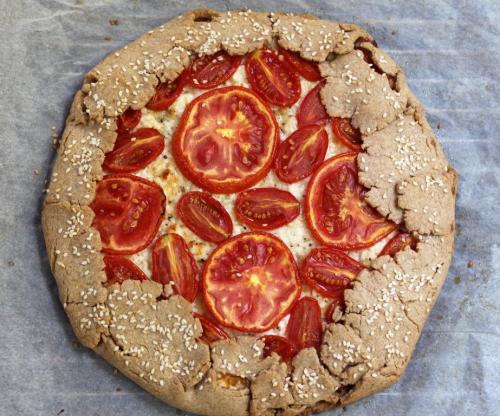 Галета из спельты с рикоттой и помидорами